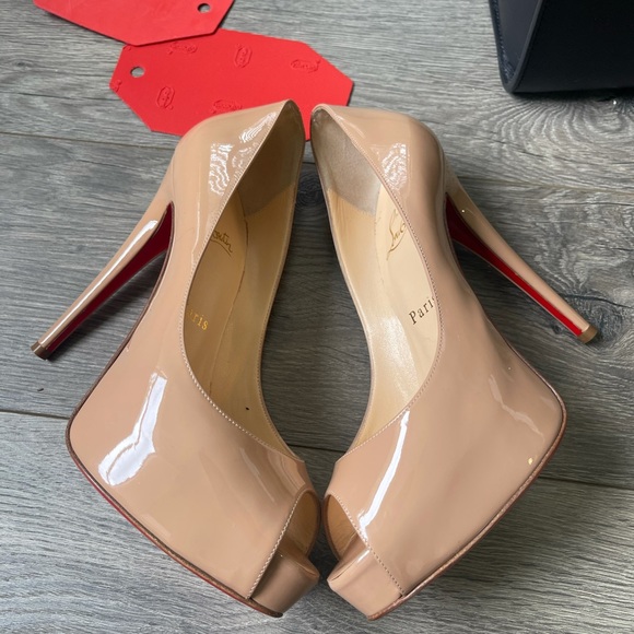 Christian louboutin classic and timeless. 5" - Picture 11 of 12